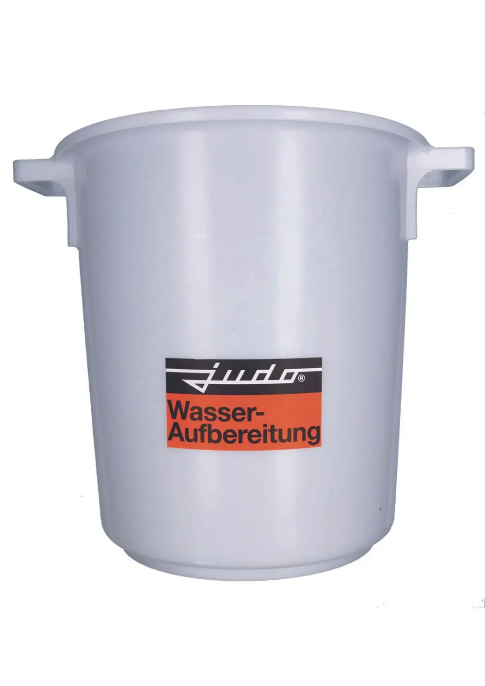Weißer Kunststoffbehälter mit seitlichen Griffen und schwarzem Judo-Logo. Darauf steht der Text „Wasser-Aufbereitung“ auf orangefarbenem Hintergrund.